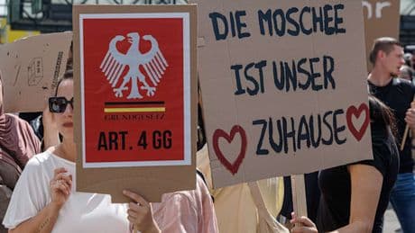 Hunderte demonstrieren für Wiedereröffnung der Blauen Moschee