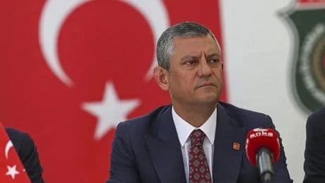 Başkan Erdoğan’a hakaretlerde bulunmuştu: Özgür Özel’e siyasi isimlerden tepki yağdı!