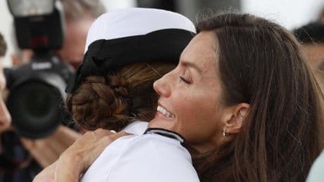 La reina Letizia visita a la princesa durante una escala en Panamá