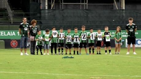 Emotivo homenaje en Las Llanas al jugador de 7 años del Sestao River fallecido mientras veraneaba en La Rioja