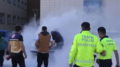Hastane otoparkında araç yangını