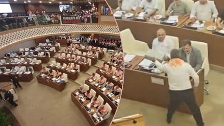 Belediye Meclisi'nde gergin anlar! CHP'li üye, AKP'li üyeye ayakkabı kutusu verdi