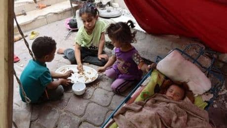 I palestinesi: "In due giorni 29 morti di fame". A Gaza distribuiti i primi pacchi di farina