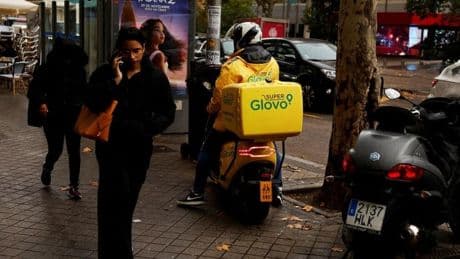 Glovo cifra hasta en 860 millones los pagos que la Seguridad Social podría reclamarle por su modelo laboral en España