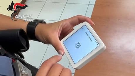 Girava con un pos nella borsa per rubare i soldi dalle carte: fermata una peruviana
