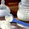 Du dioxyde de titane, cancérigène potentiel pour l'humain, détecté dans le lait maternel et animal malgré son interdiction en France