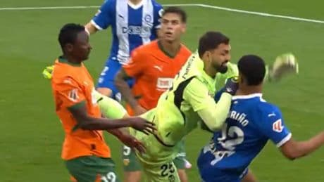 El polémico penalti de Gil Manzano: da vida al Alavés, aleja el sueño europeo del Valencia y hunde a Las Palmas en Segunda