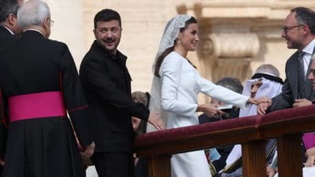 Letizia, de blanco, con velo y sello &#039;made in Spain&#039; en la misa del inicio del pontificiado de León XIV