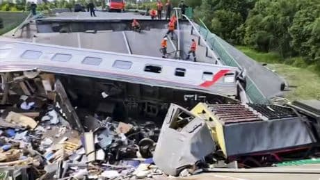 Una explosión en una vía de tren en Rusia obliga a detener el tráfico ferroviario