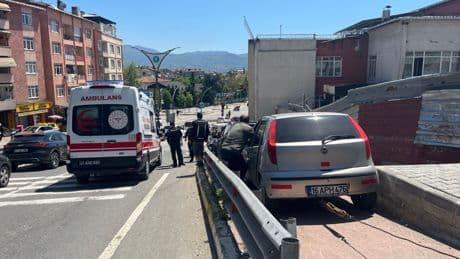 Otomobil, kırmızı ışıkta bekleyen otomobile çarptı; 2'si çocuk, 5 yaralı