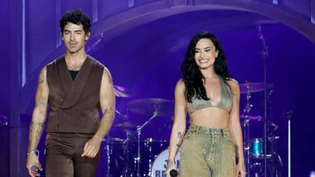 Na overdosis heroïne, herseninfarct en hartaanval: kindster Demi Lovato (32) stralend terug op het podium met Jonas Brothers