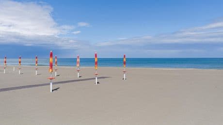Unfall in Italien: Urlauberin von Strand-Bulldozer überrollt und getötet – Polizei ermittelt