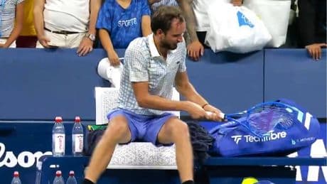 Us Open, furia choc di Medvedev sul match point: fotografo in campo, poi 6 minuti di follia contro l'arbitro