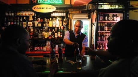 “Saoulé par trop de lois ?” : un projet de restriction de la vente d’alcool critiqué au Kenya