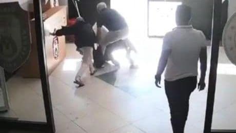 Aldığı cevabı beğenmeyen veli, okul müdürü ve yardımcısına bıçakla saldırdı