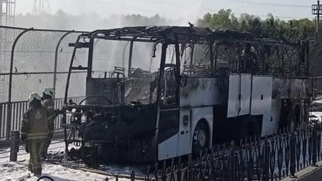 Yolcular son anda kurtarıldı... İstanbul'da otobüs alev topuna döndü
