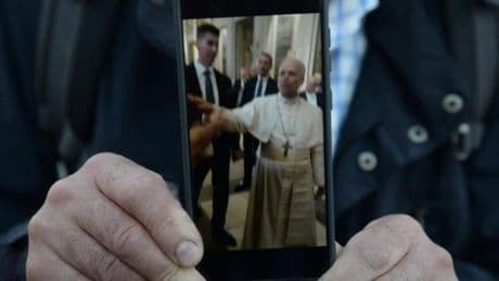 Papa Leone XIV a sorpresa a Santa Maria Maggiore: una rosa per Francesco e strette di mano con i fedeli