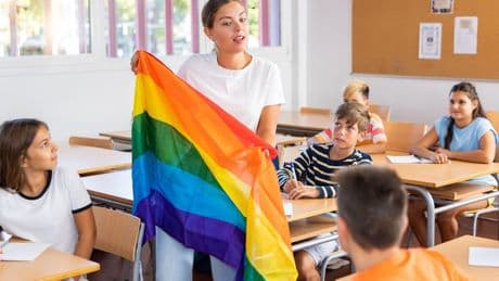 Kinderhort vor  Gericht: Die Regenbogenflagge steht für die Werte des Grundgesetzes