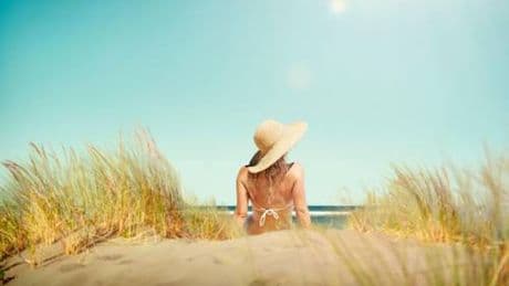 Melanoma colpisce diversamente uomini e donne: al busto lui, alle gambe lei