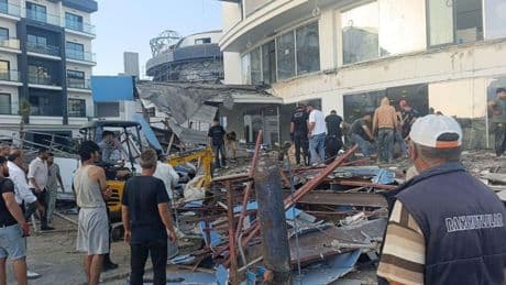 Otel inşaatının balkonu göçtü: İşçiler canını son anda kurtardı