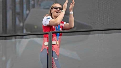 Daphne van Domselaar wist niet wat ze meemaakte tijdens huldiging Arsenal; keepster mist wel duels Oranje
