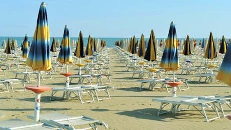 Spiagge vuote, duello Schlein-Meloni. La premier: «Così scredita l?Italia»
