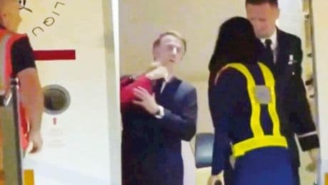 Macron çifti kameraya yakalandı... Tokat mı şaka mı