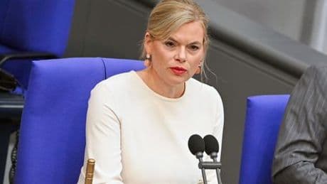 Warum Bundestagspräsidentin Julia Klöckner jetzt auch gegen Anstecknadeln vorgeht