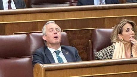 Un diputado de Vox se queda profundamente dormido en el Congreso mientras Pedro Sánchez habla sobre el apagón