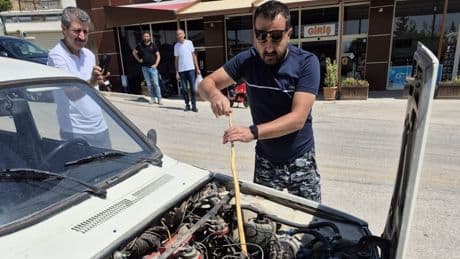 Otomobilin motorundan yılan çıktı