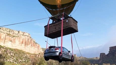 Bakan bir daha baktı! Ralliciler balonla otomobil uçurdular