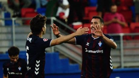El Eibar golea a un Granada que se quedó otra vez con diez