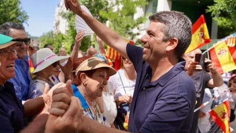 "Aguanta", "ánimo", "presidente": los gritos de apoyo a Mazón en la manifestación contra Sánchez de Madrid