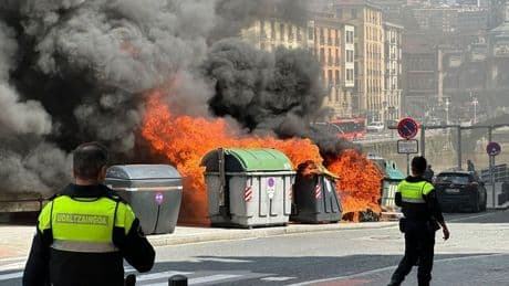 Investigan el incendio de varios contenedores en el centro de Bilbao