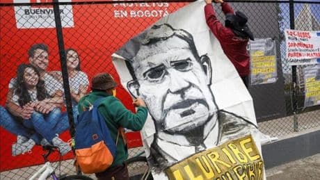 La Justicia de Colombia ordena la libertad de Uribe mientras se resuelve su recurso
