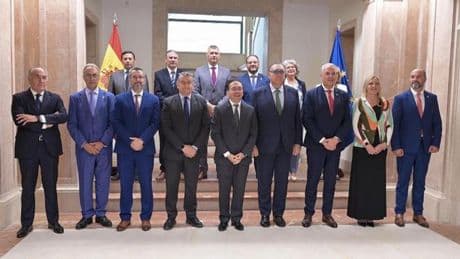 Gibraltar: una empresa mixta gestionará el aeropuerto y habrá "armonización fiscal" para el tabaco y la
