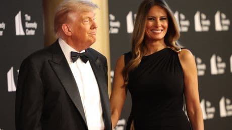 Melania e Donald Trump, l’ingresso al Kennedy Centers per la prima de I Miserabili