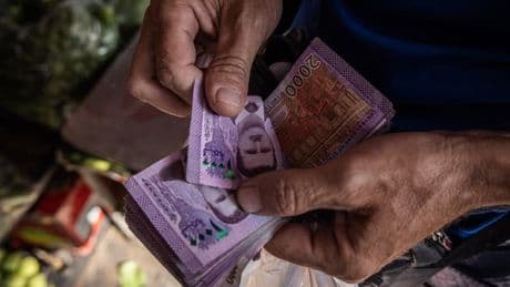 "Un signe de libération financière": après des années avec une monnaie dévaluée, la Syrie supprime deux zéros sur ses billets et remplace ceux de avec Bachar al-Assad