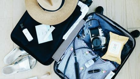 Souvenirs, tabac, alcool, sable… Ce qu'on le droit de ramener (ou pas) dans ses bagages de vacances
