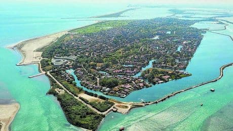 Lite e coltellate nell'isola dei vip