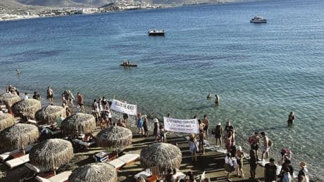 En Grèce, la révolte des serviettes contre la privatisation illégale du littoral par les plus riches