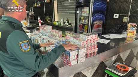 Detenido el dueño de un bar de Sagunto que ocultaba tabaco ilegal tras la nevera y cocaína en el horno