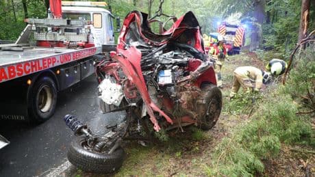 Dresdner Heide: Auto kracht gegen Bäume und überschlägt sich | Dresden