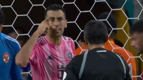 El polémico momento de Luis Suárez y Sergio Busquets en el Mundial de Clubes: muchas risas y un &quot;tú estás loco&quot; al árbitro