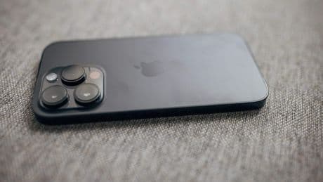 Hebberige fraudeur claimt zelfde iPhone twee keer bij verzekering en wordt op zwarte lijst gezet: ’Niet meer alles op een rijtje’