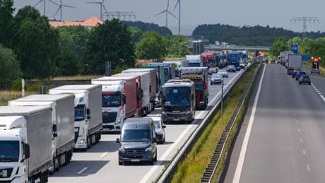 Verkehr: Grenzkontrollen sorgen für kilometerlangen Stau auf A12