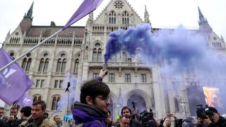 Hungría blinda la prohibición del Orgullo en la Constitución amparándose en una supuesta protección de la infancia