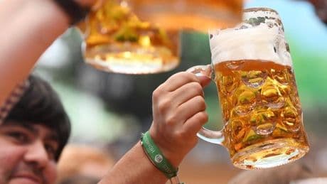 Politiker von Linken und Grünen fordern höhere Steuern auf Alkohol