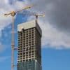 176 Meter hohes Haus in Berlin: Brite springt offenbar mit Gleitschirm vom Estrel Tower in Neukölln