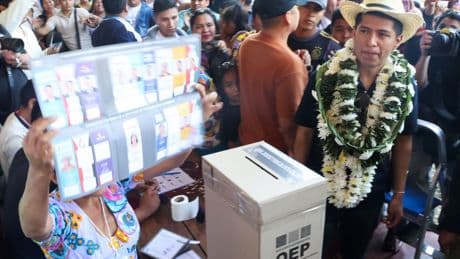 Una turba apedrea al candidato Andrónico Rodríguez tras emitir su voto en Bolivia
